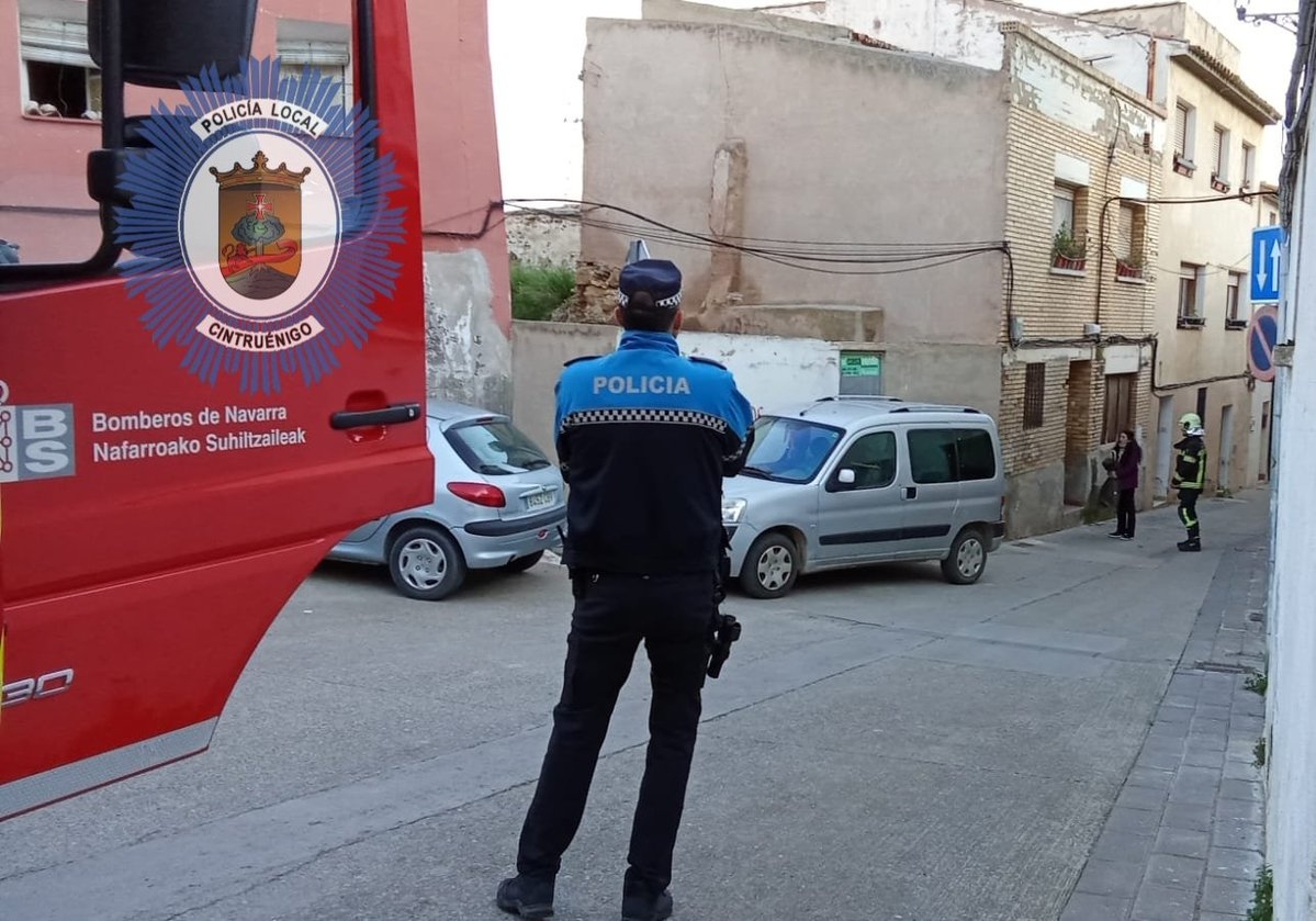 Una familia realojada tras el derrumbe de un inmueble en Cintruénigo