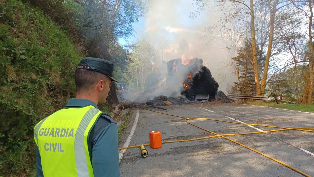 Un camión de paja se incendia cerca de Valcarlos 