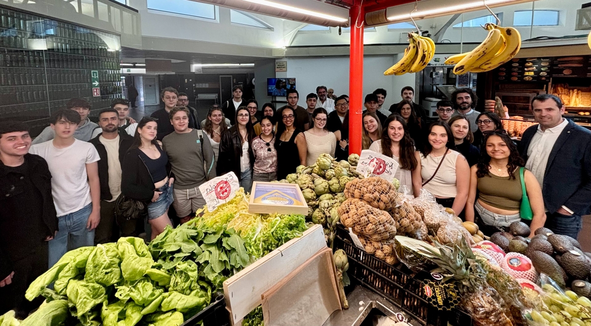 Estudiantes del Basque Culinary Center se adentran en el Mercado del Ensanche para conocer el producto local