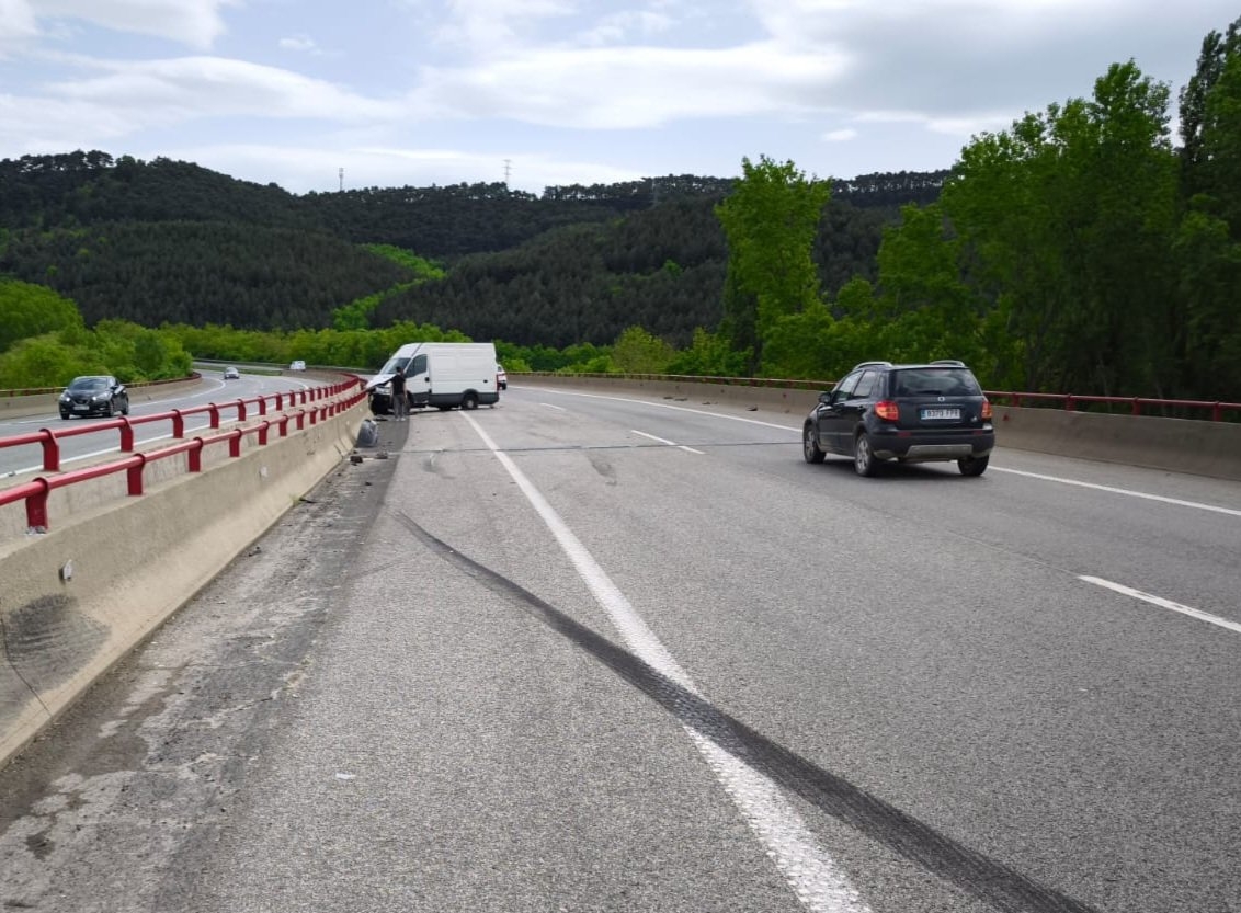 Un accidente en Arazuri obliga a cortar un carril de la A-15 en sentido sur