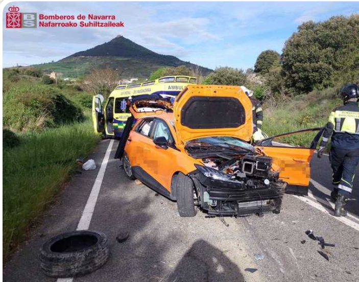 Un joven de 23 años, herido grave tras sufrir un vuelco con su coche en Azqueta