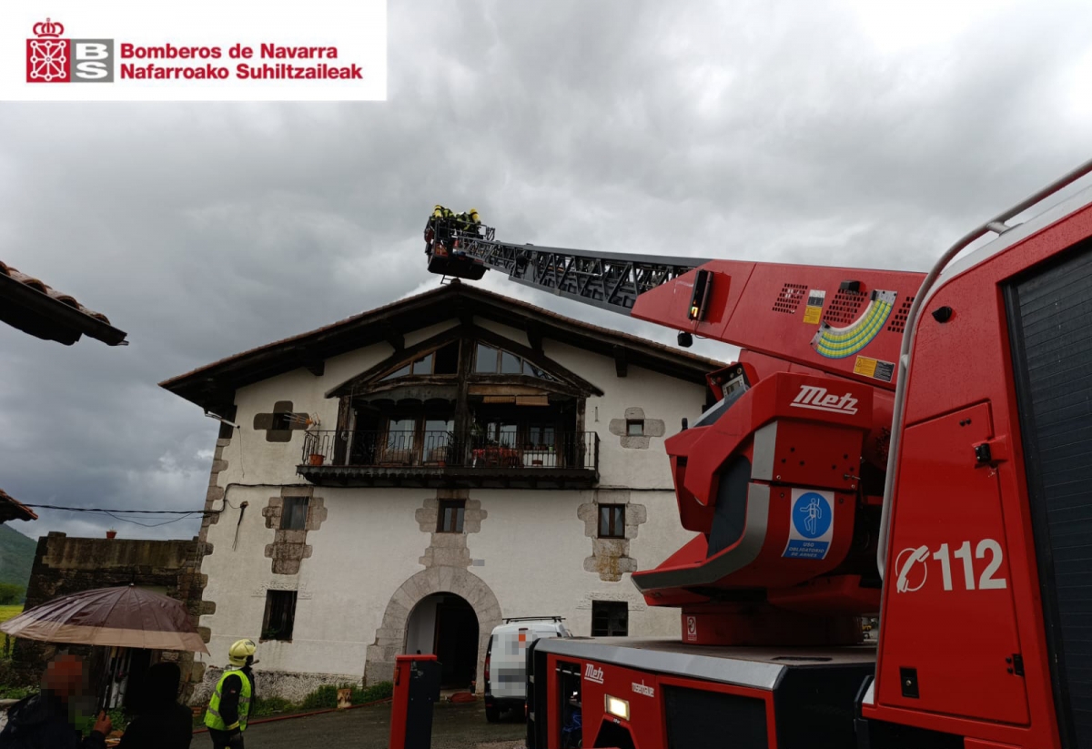 Incendio en una vivienda de Zuhatzu (Arakil) afecta a la chimenea y la cubierta sin causar heridos