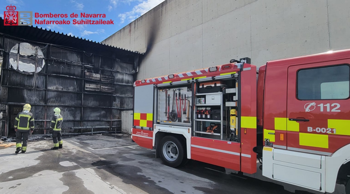 Susto al incendiarse la fachada de un almacén en el polígono Berroa de Tajonar