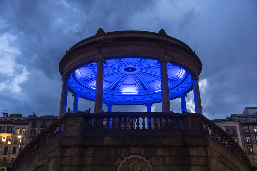 El kiosko de la Plaza del Castillo se ilumina este lunes de color lila con motivo del Día Mundial de la Fibromialgia