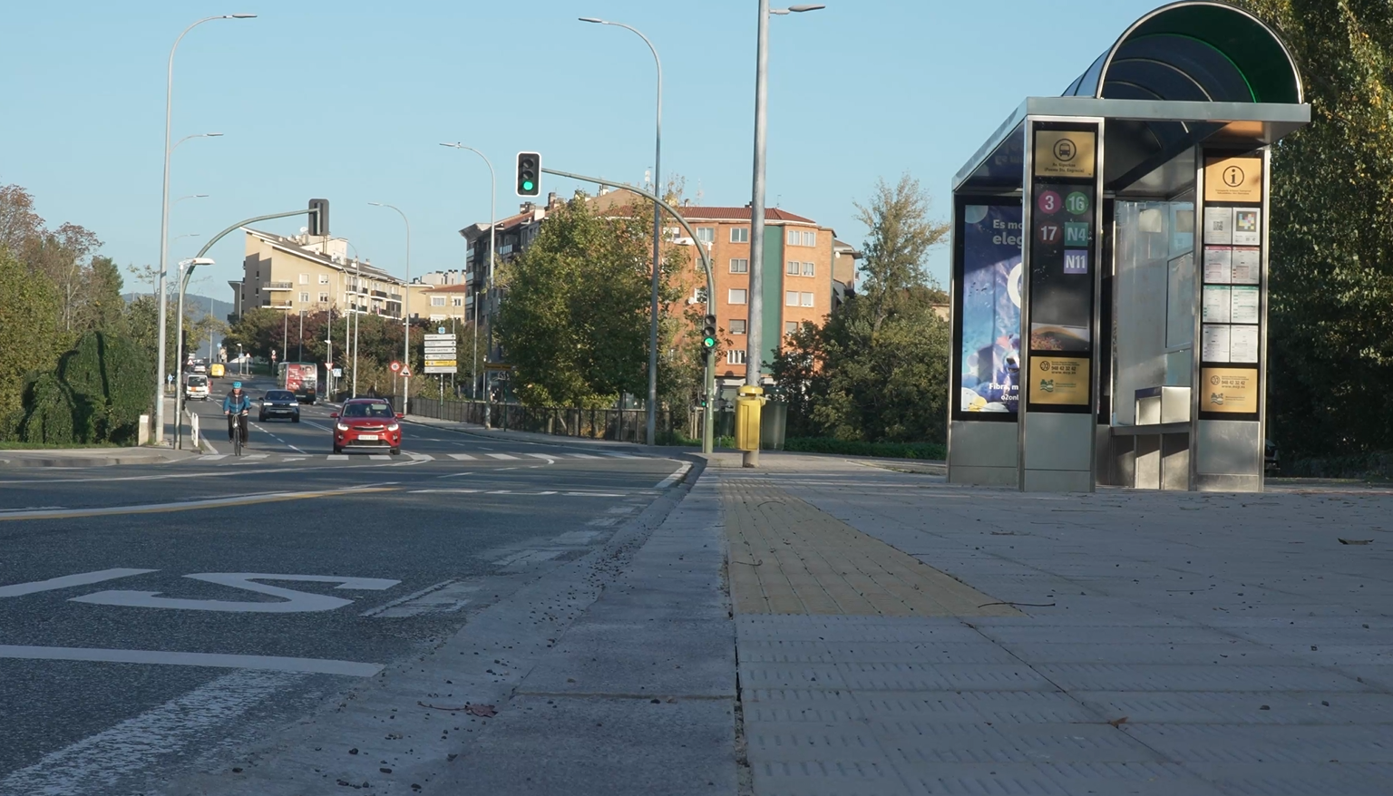 Un joven ciclista, herido grave tras ser atropellado por un taxi en la rotonda de Cuatrovientos