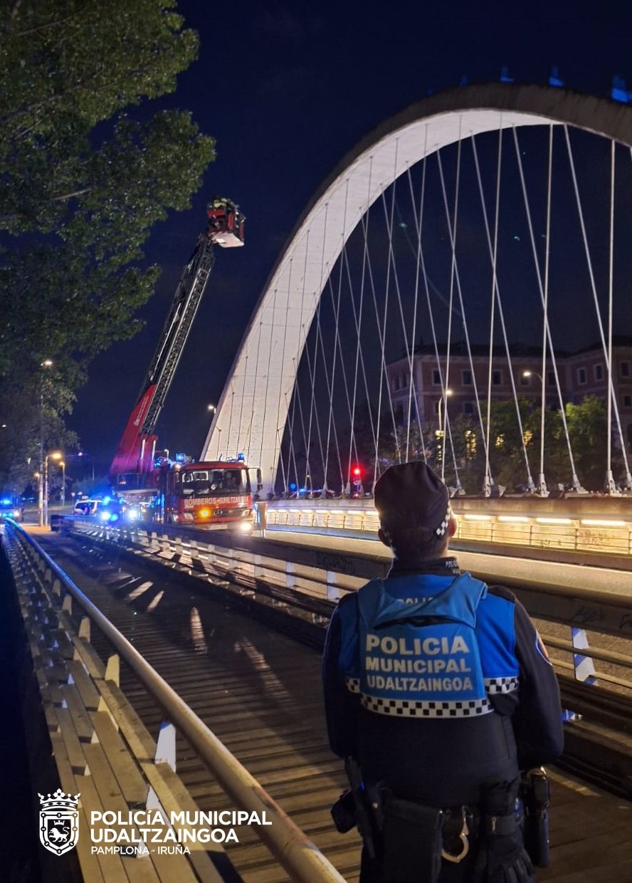 Dos jóvenes se encaraman de madrugada al puente de las Oblatas en Pamplona: tienen que ser rescatados por los bomberos 