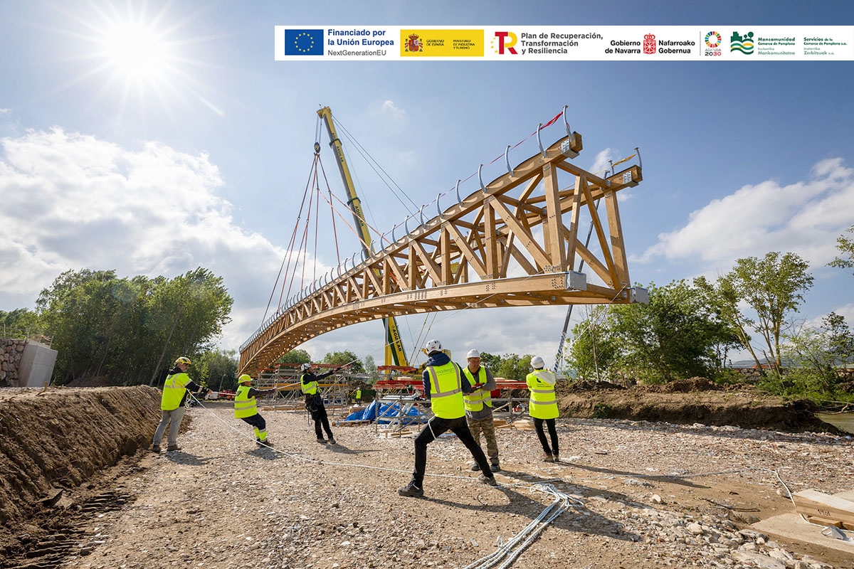 Ya está instalada la nueva pasarela sobre el Arakil para conectar el Paseo Fluvial entre Ibero y Etxauri