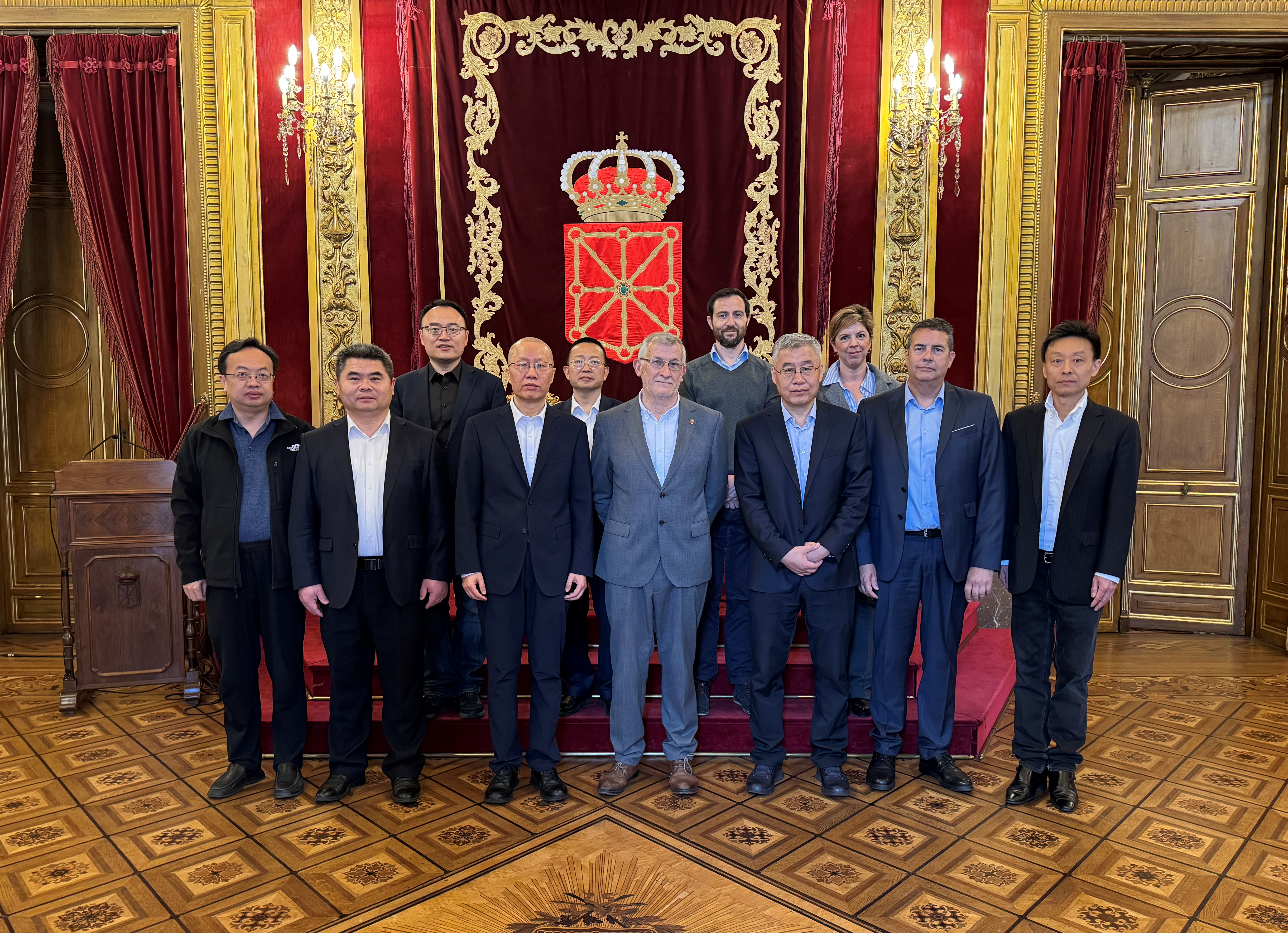 Taberna recibe en el Palacio de Navarra a inversores de Mina Muga