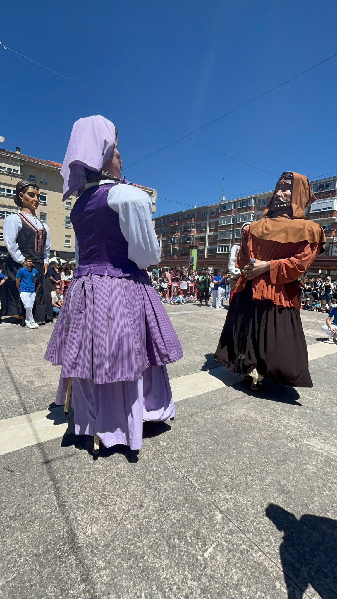 Lavandera y Cantero, primeras figuras de la Nueva Comparsa Txiki de Berriozar 