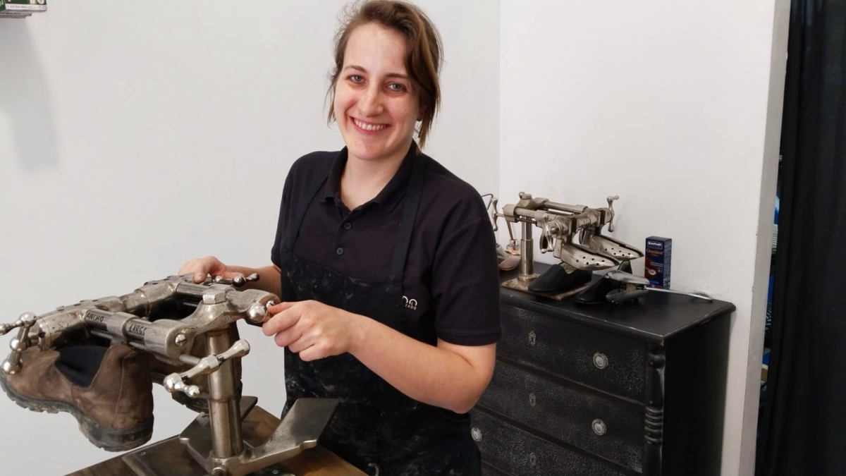 Una segunda vida para tus zapatos: la pasión de Sara Mangado por un oficio con alma 