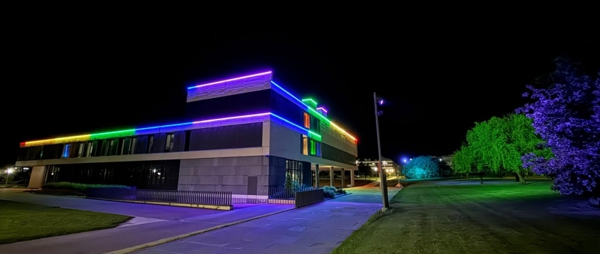 El Valle de Egüés conmemora el Día del Orgullo LGTBI+ con charlas sobre transexualidad, cine y luces en el consistorio