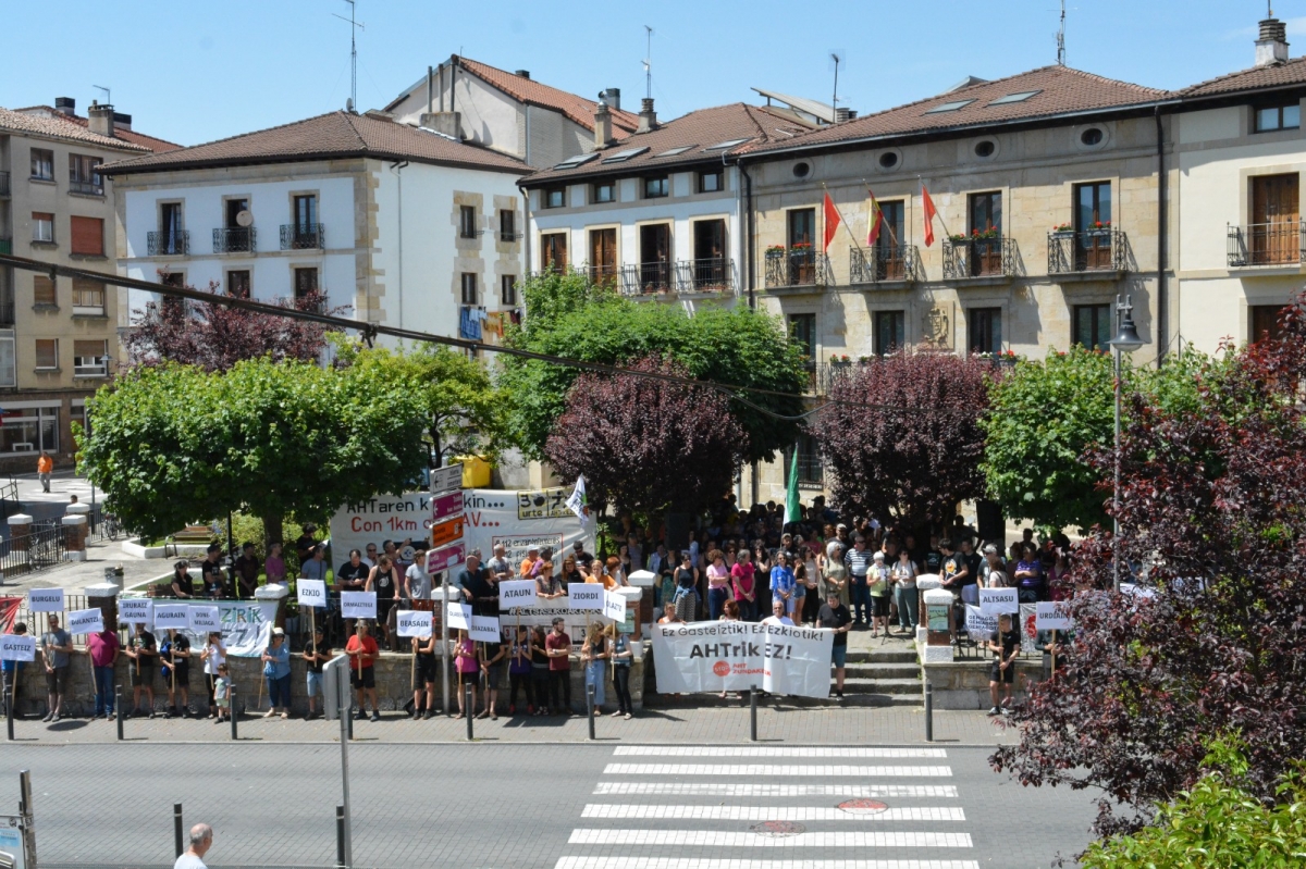 Altsasu alza la voz contra el TAV: concentración para exigir la anulación de los sondeos y la paralización de las obras