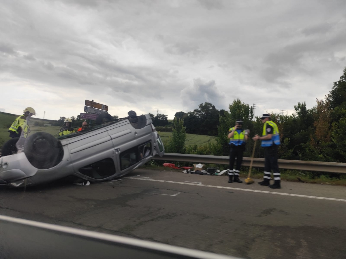 Un espectacular vuelco de una furgoneta en Cordovilla causa retenciones en la Avenida de Navarra: el conductor ha huído