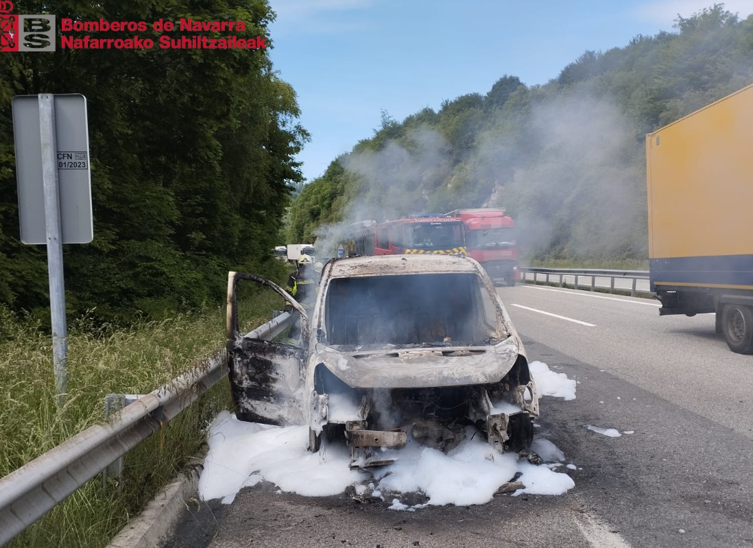 Se incendia una furgoneta en la A-15 en Larraun 