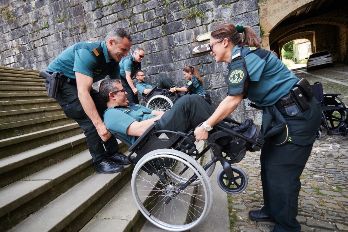 30 guardias civiles se forman en Roncesvalles para atender a peregrinos con discapacidad en el Camino de Santiago
