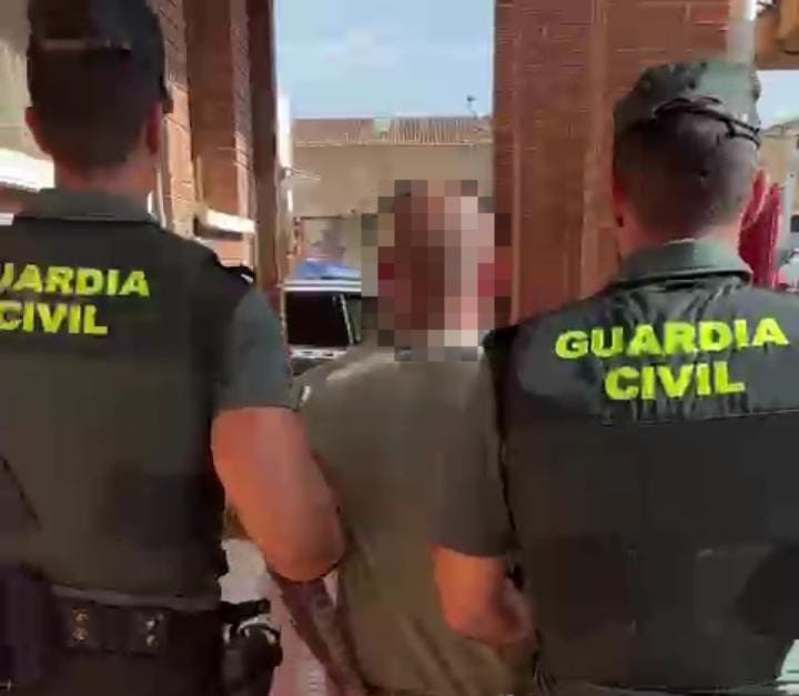 Sorprenden a una pareja robando de noche en un desguace de la zona media