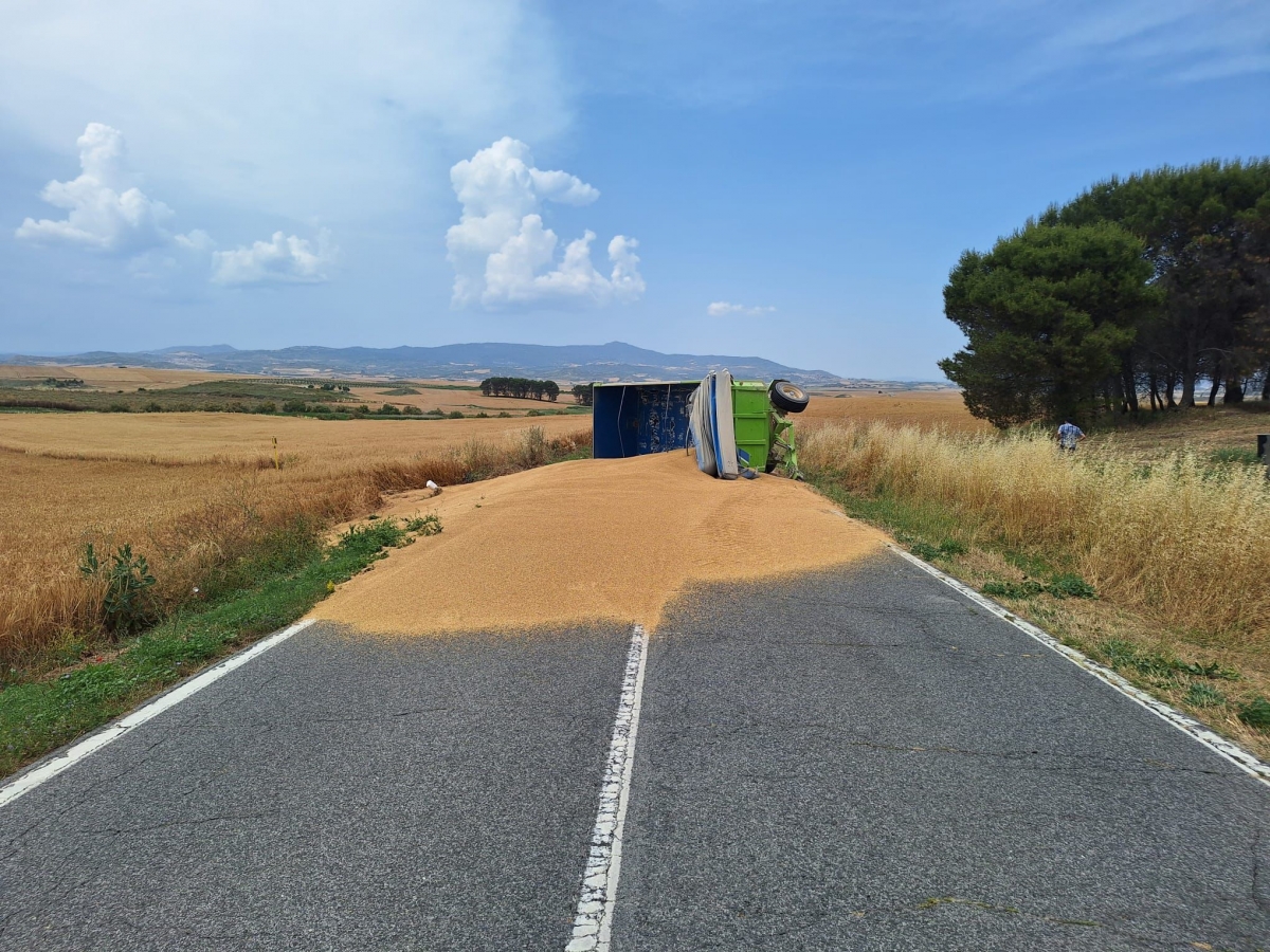 Cortada la NA-666 entre Allo y Sesma por el vuelco de un tractor con remolque cargado de grano