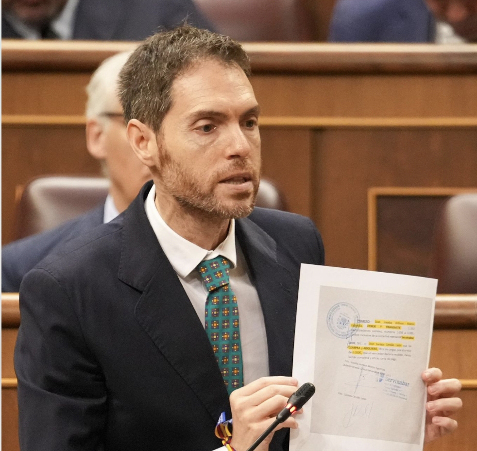 Sayas acusa a Elma Saiz de favorecer una “trama” vinculada a Santos Cerdán y exige su dimisión en el Congreso