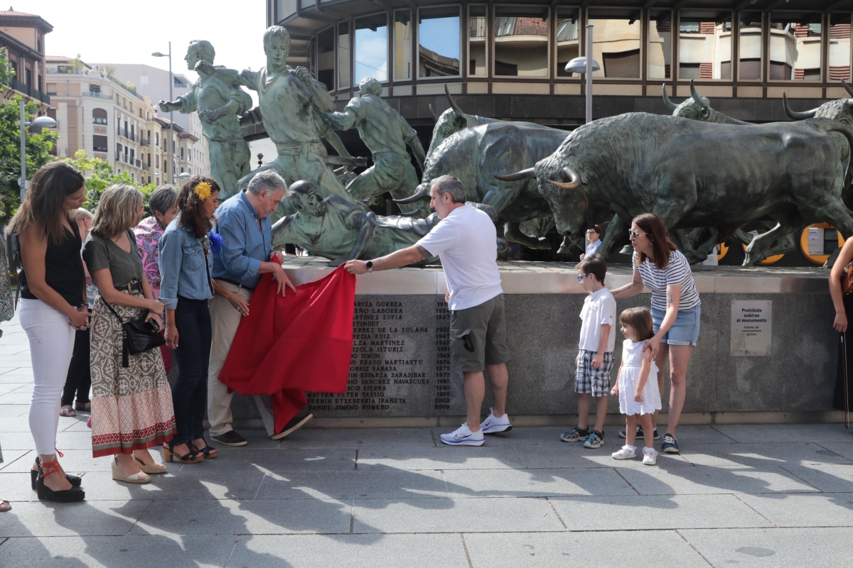 El Monumento al Encierro ya recuerda con nombre y apellido a las dieciséis personas fallecidas en esta carrera