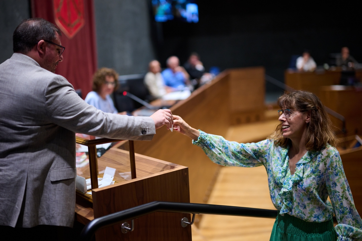 El Parlamento Foral elige a Maite Esporrín como nueva vicepresidenta primera