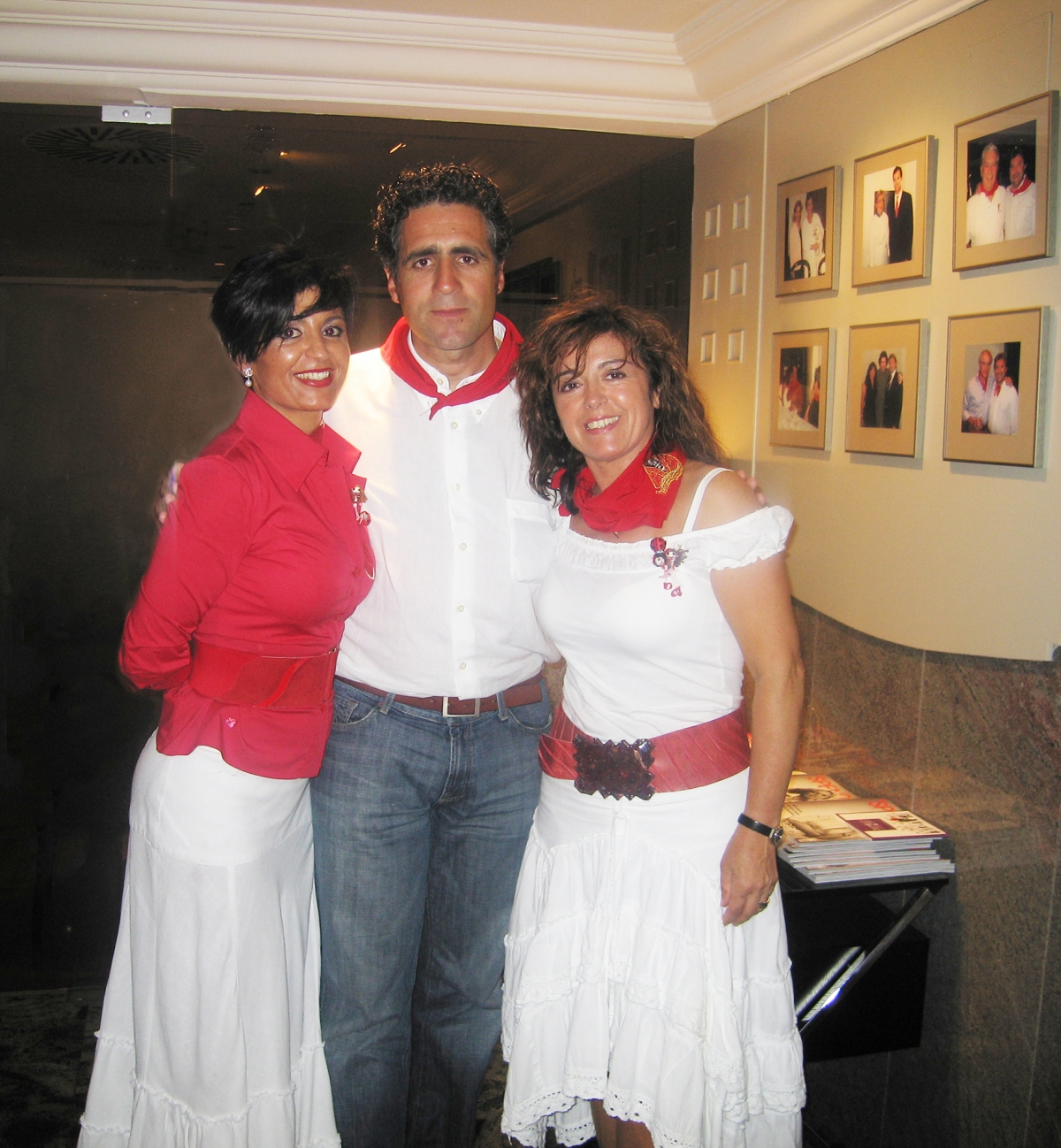 La familia Idoate y el Restaurante Europa rinden homenaje a Miguel Induráin con el Premio Europa por Sanfermín 2025