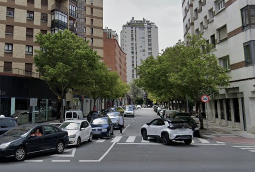 Una mujer resulta herida tras ser atropellada en un paso de peatones en la calle Monasterio de Alloz