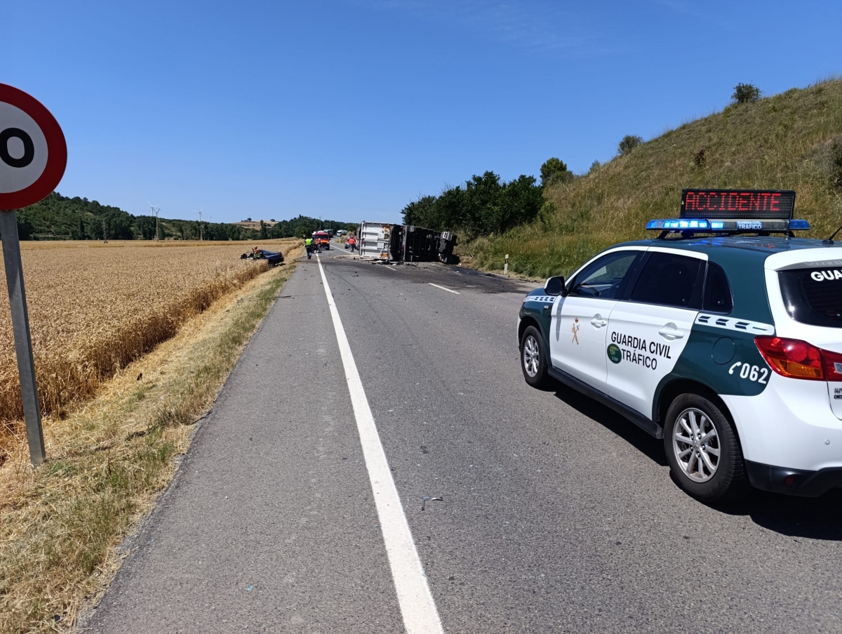 Un fallecido en una colisión frontal entre un turismo y un camión en la N-121 en Pueyo que obliga a cortar la vía