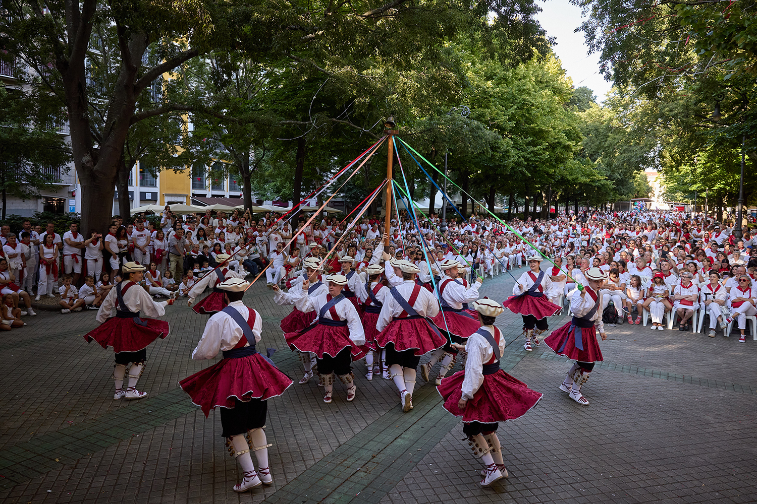Bertsolaris, danzas y música llenan de folklore las tardes de San Fermín 2025 en el paseo de Sarasate  