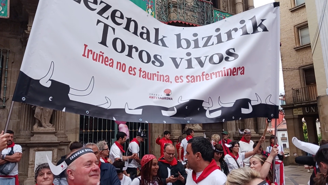 La kalejira antitaurina recorre el Casco Viejo para reclamar unos Sanfermines sin corridas de toros