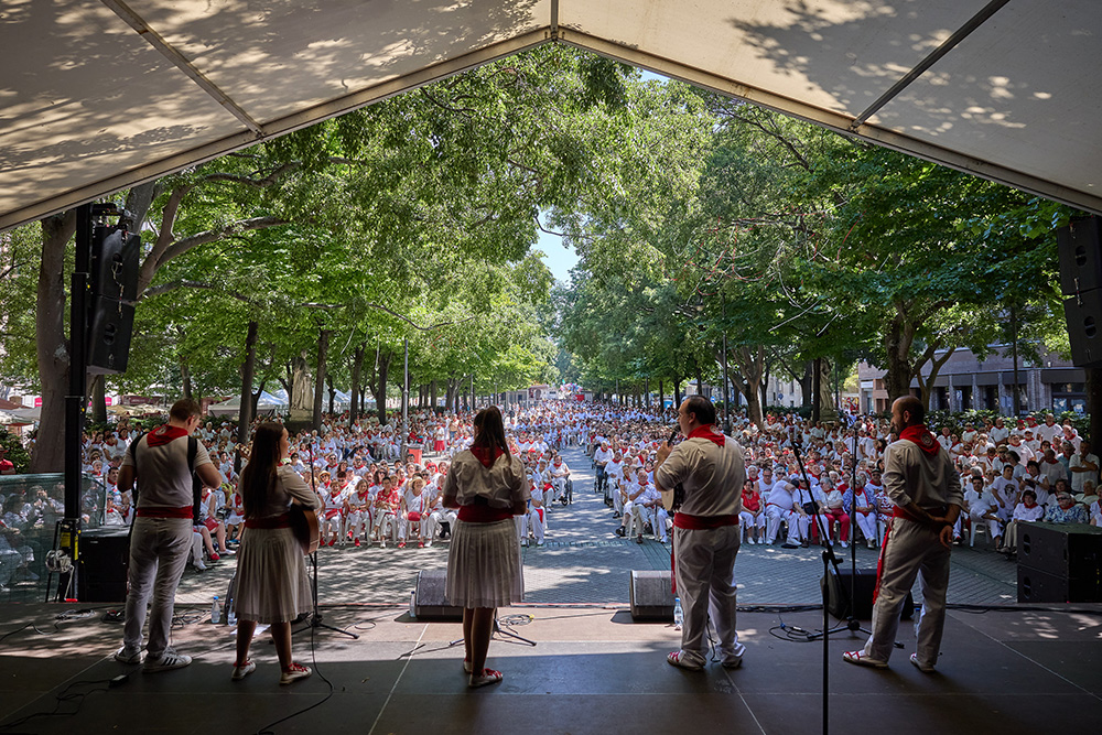 El paseo de Sarasate ‘suena a jotas’ los mediodías de San Fermín
