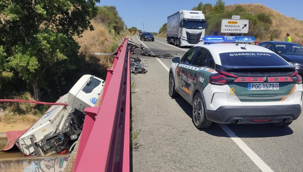 Un camión cae al canal de Lodosa tras una salida de vía en Mendavia: el conductor, herido menos grave