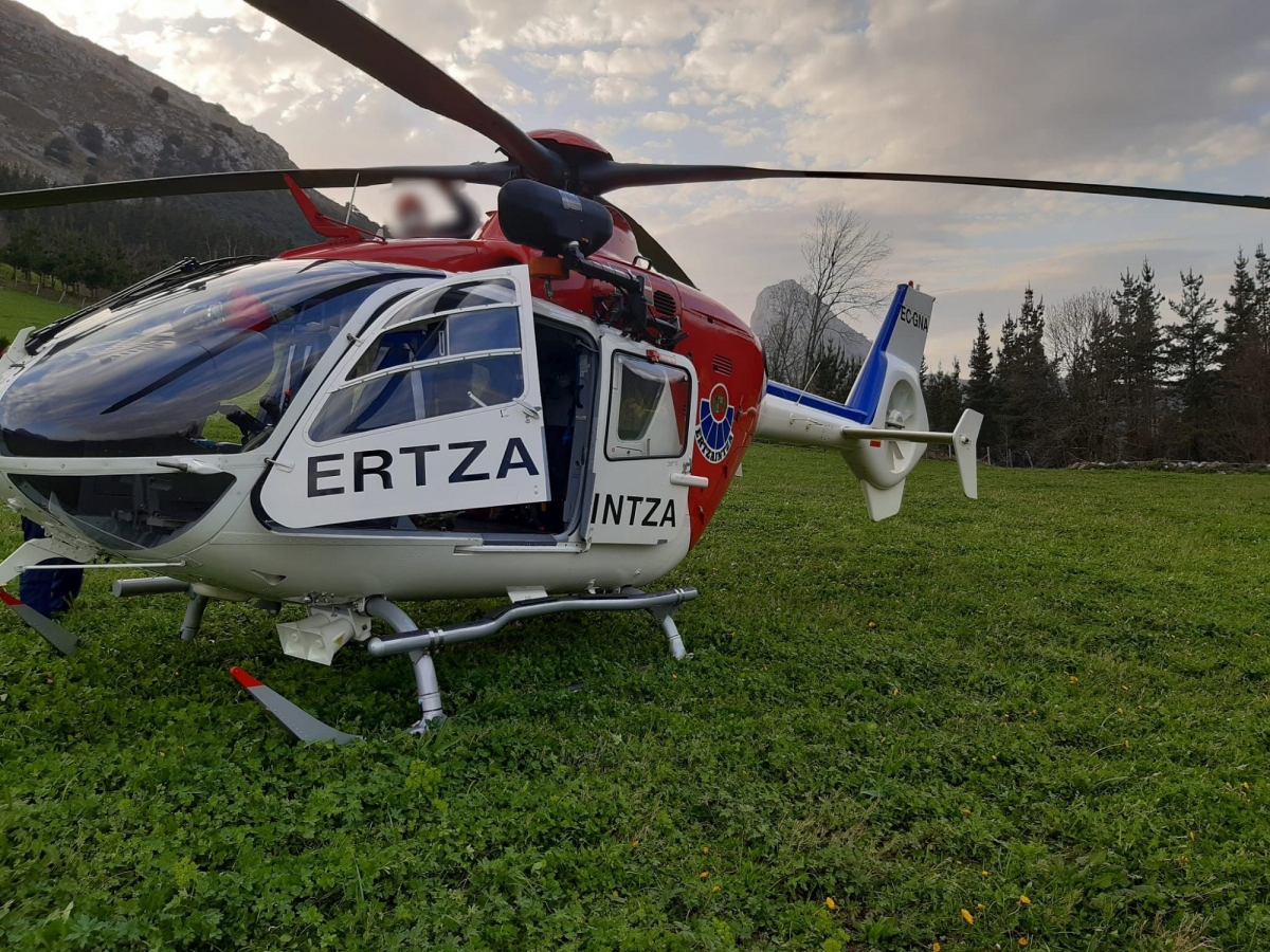 Los Servicios de Emergencias de Euskadi rescatan en helicóptero a un montañero herido en el monte Galarraga de Okondo
