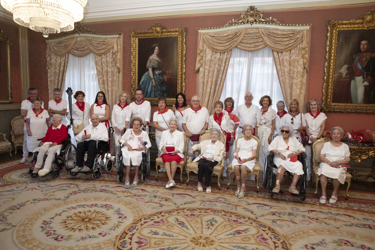 Pamplona recuerda a sus vecinos centenarios en el Día de los Mayores en Sanfermines