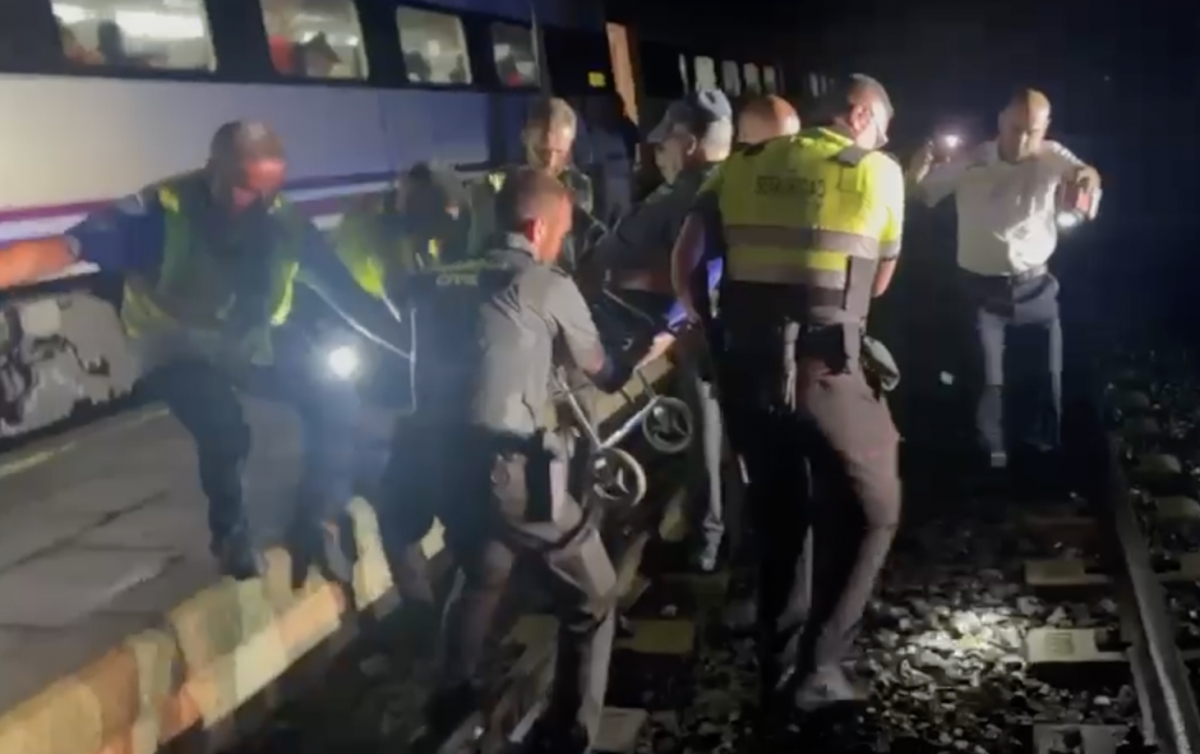 DANA: La Guardia Civil auxilia a los pasajeros de los trenes detenidos por la caída de árboles en Navarra