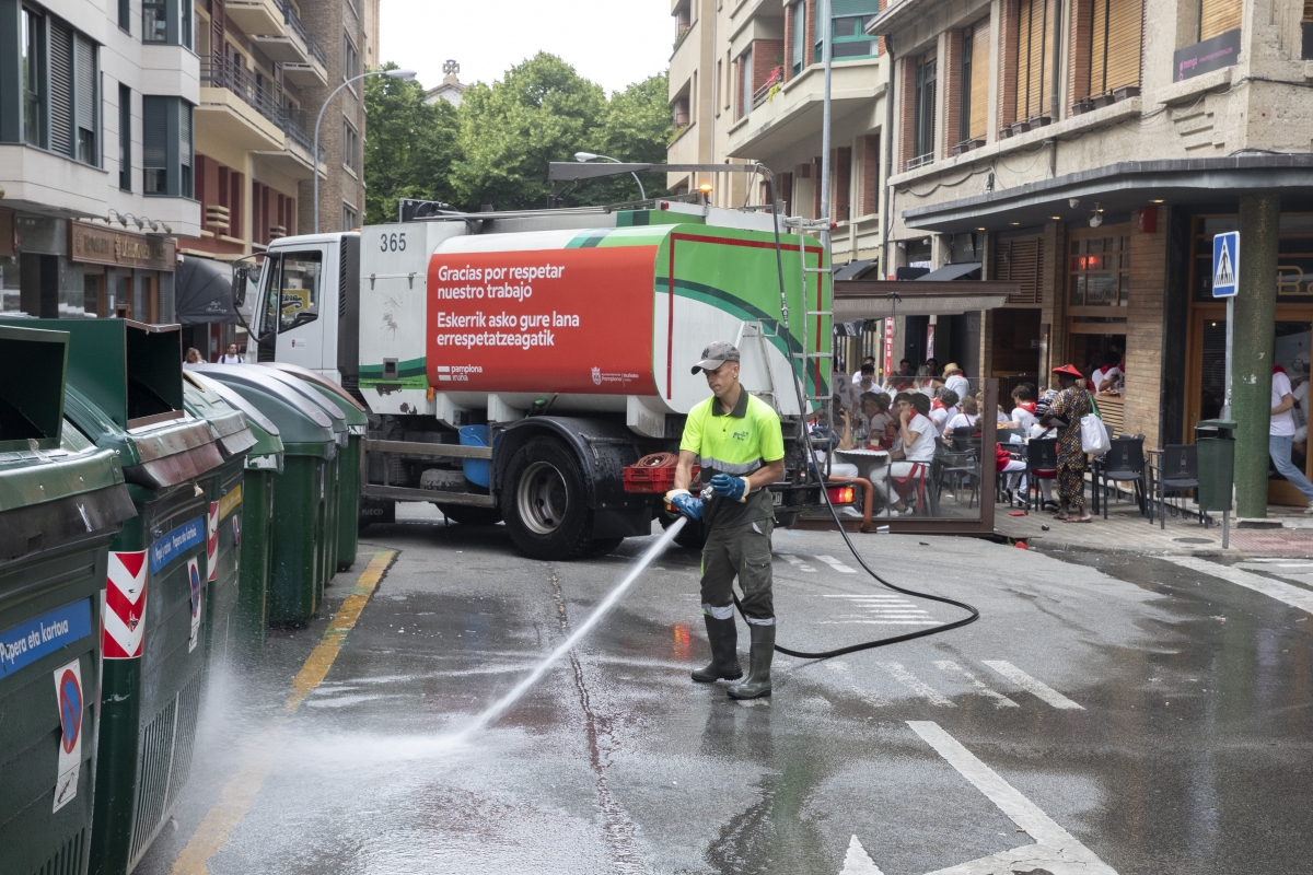Pamplona deberá indemnizar a un hostelero por filtraciones de agua tras baldeos en la Plaza del Castillo en Sanfermines