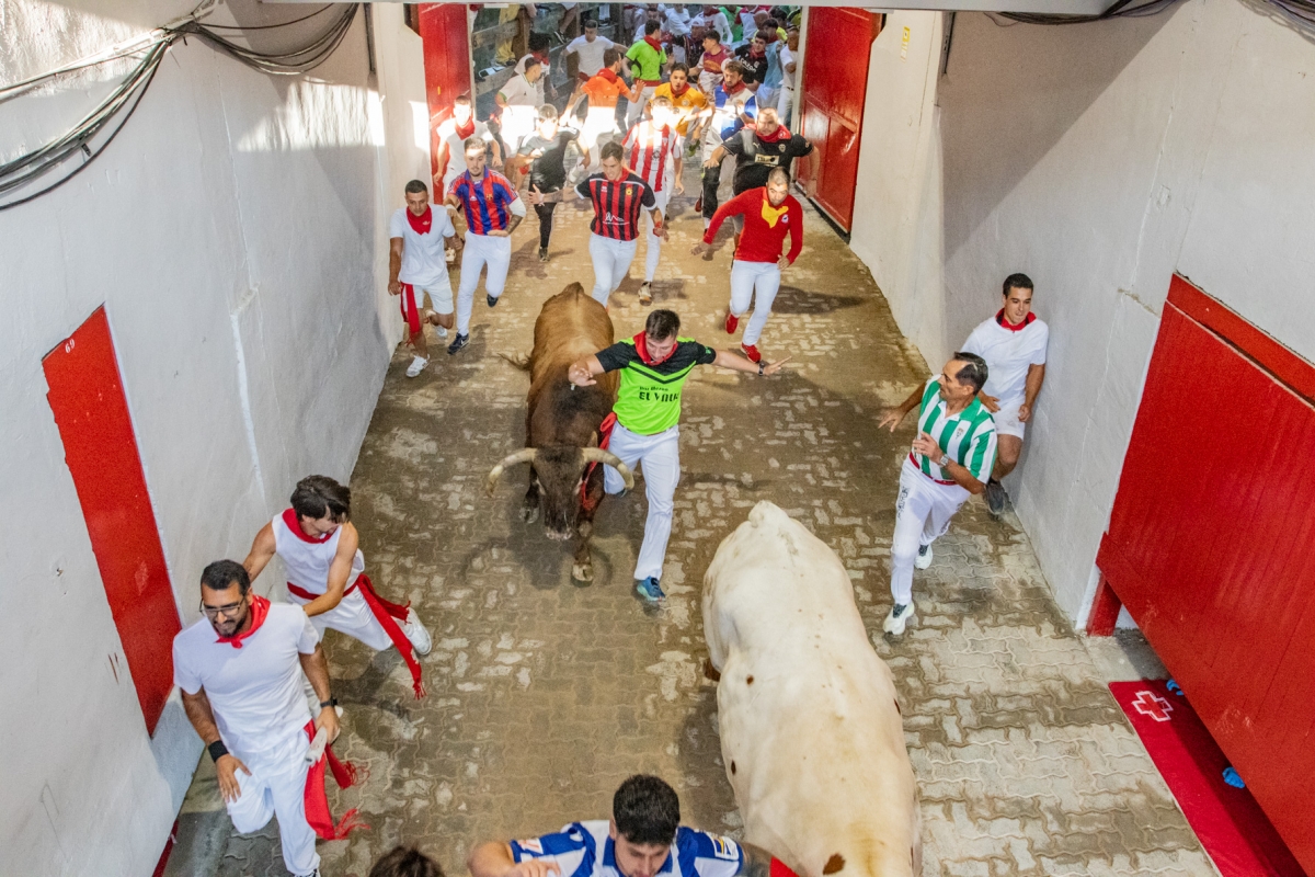 Dos corredores siguen ingresados por heridas de asta de toro tras los encierros de San Fermín