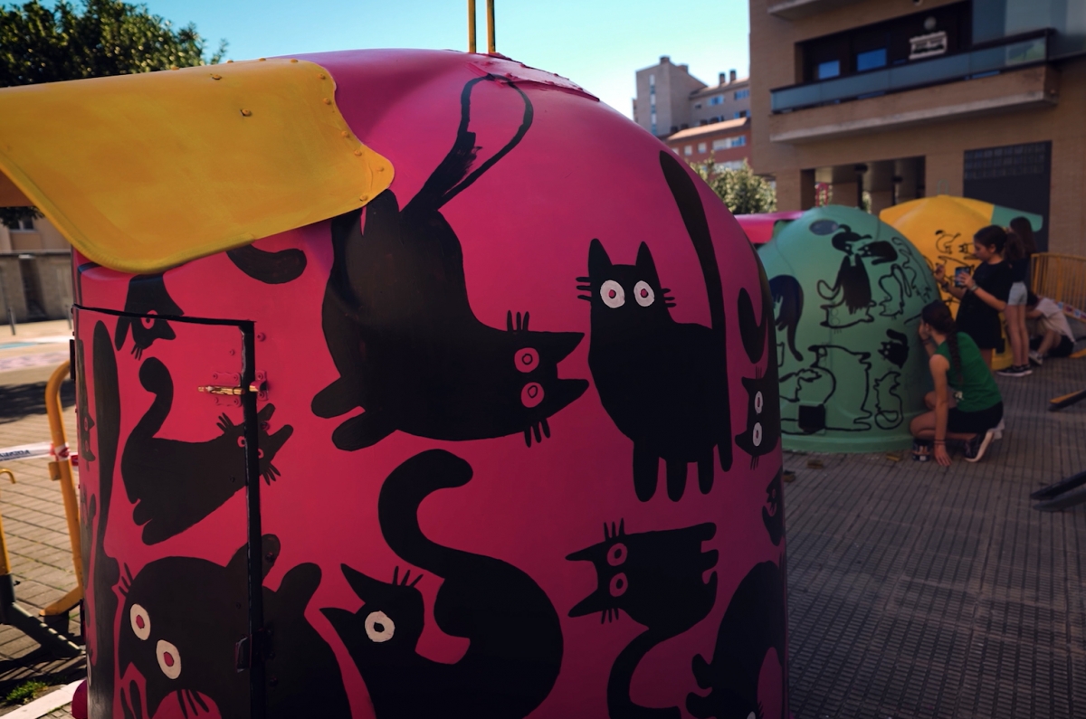 Etxabakoitz estrena un área artística para gatos callejeros en el Grupo Urdánoz