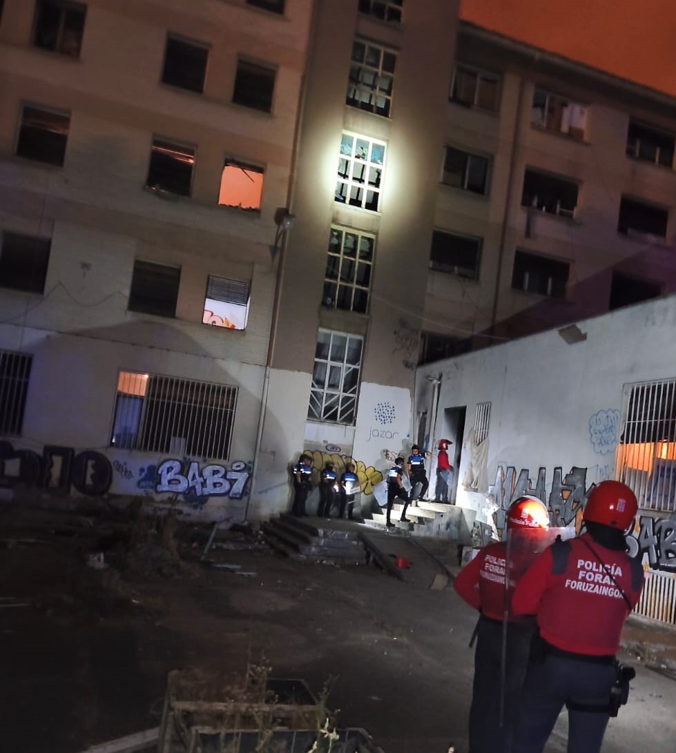 Dos detenidos tras una nueva reyerta y el incendio de una habitación en el inmueble ocupado de la antigua Ikastola Jaso