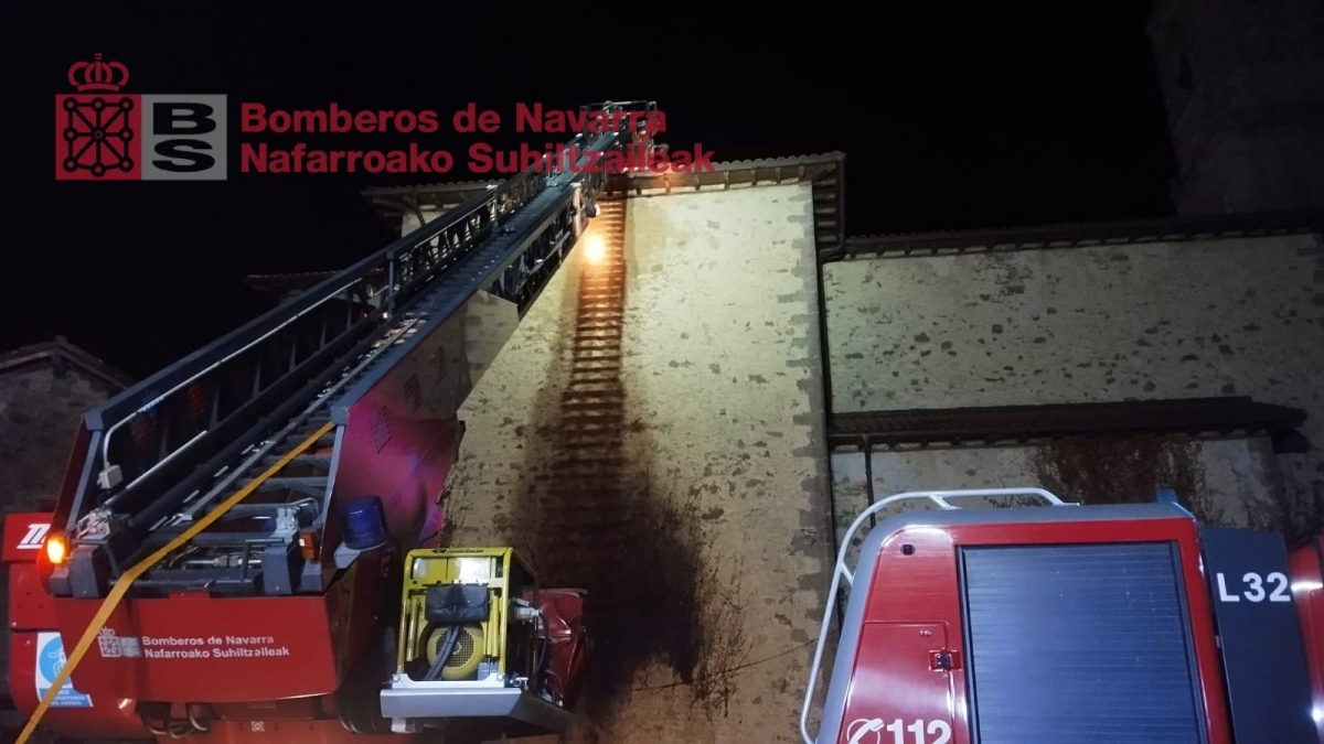 Los bomberos extinguen un pequeño incendio en la iglesia de Auza, Ultzama