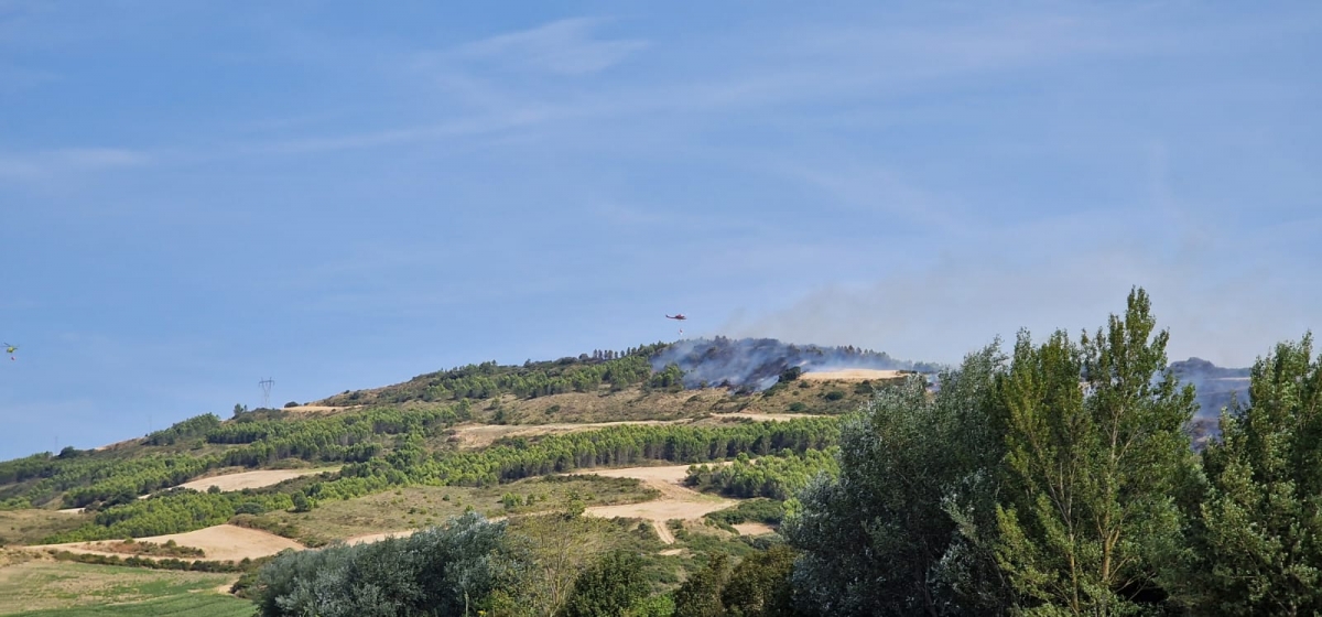 Continúan las labores de extinción del incendio entre Muruzábal, Obanos y Enériz