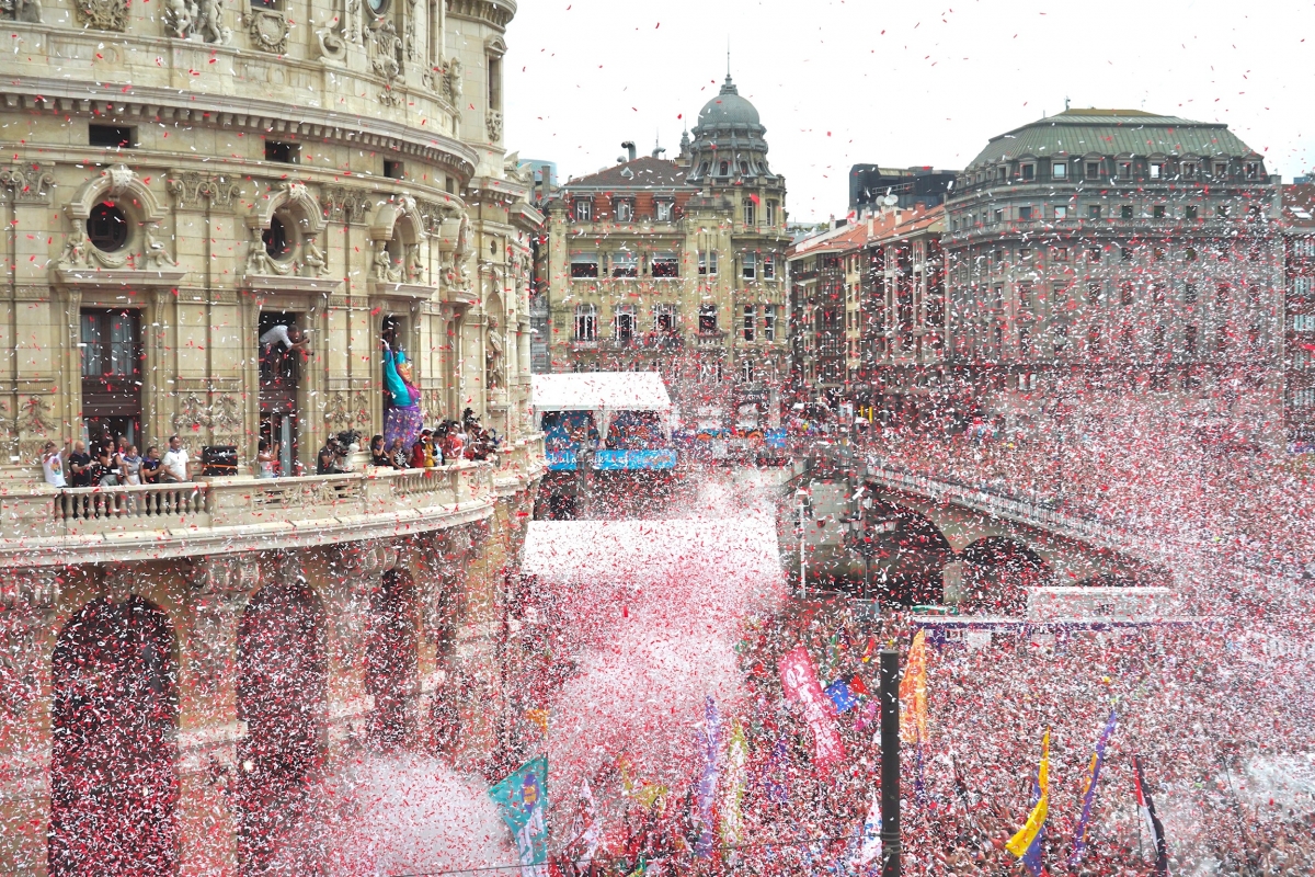 Bilbao estalla de alegría: arranca la 45ª edición de Aste Nagusia con el Txupin y el pregón desde el Arriaga
