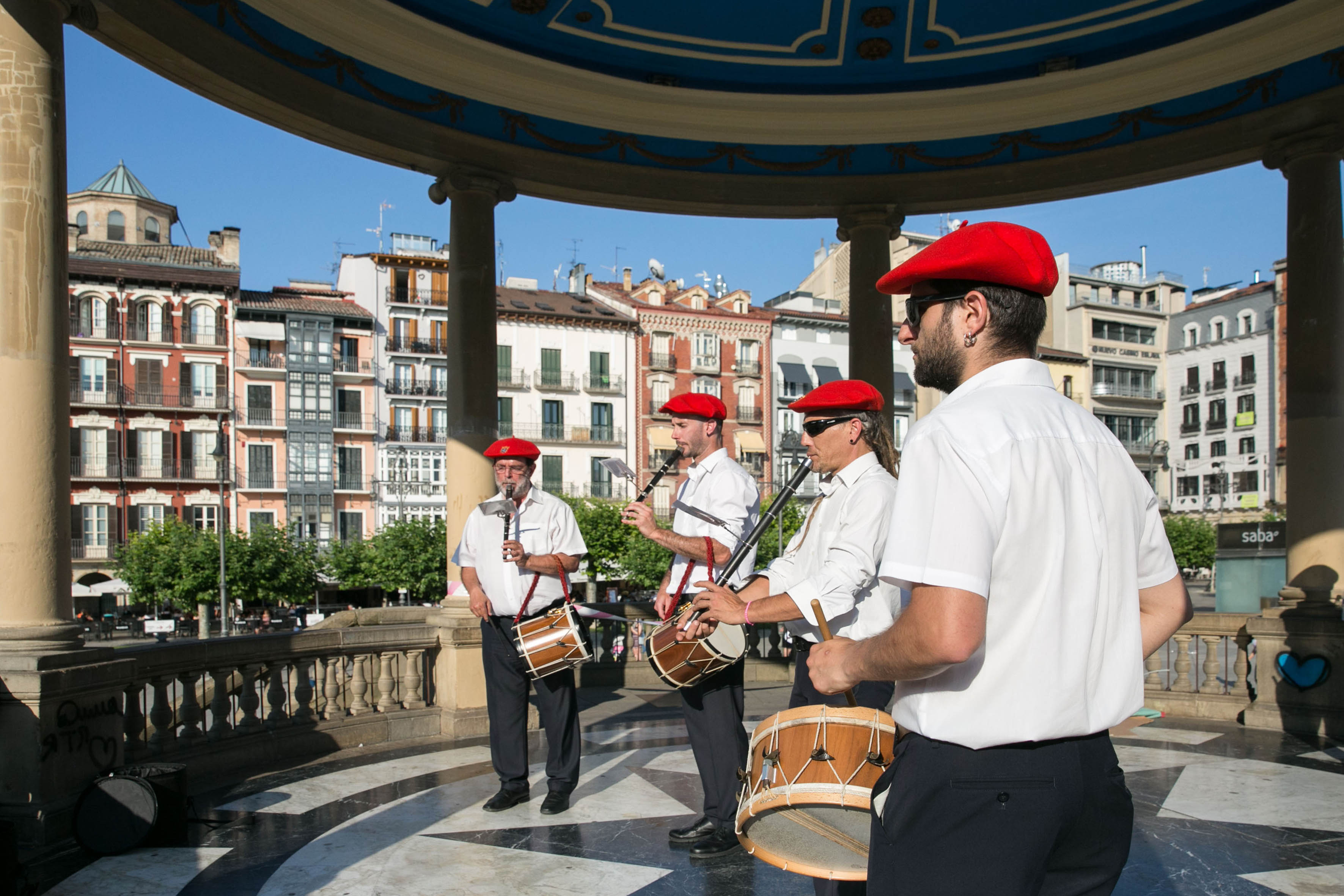 Los bailables de txistu y gaita regresan a la Plaza del Castillo tras el parón por Sanfermines