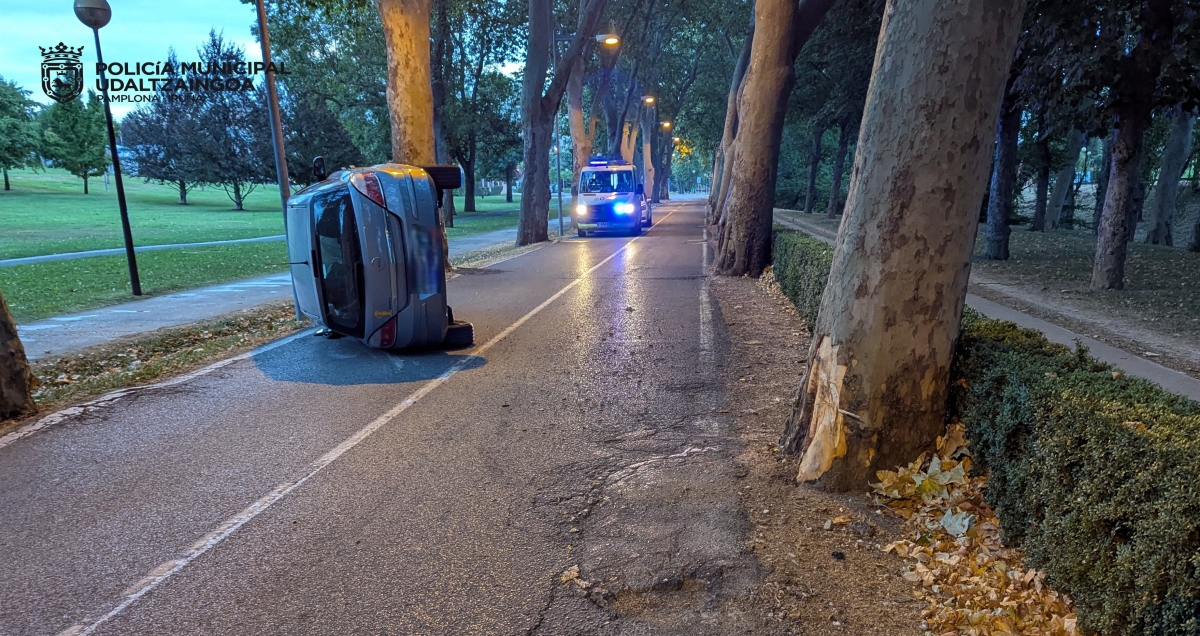 'Milagro' en la Universidad: vuelca tras sufrir una indisposición y sale ileso tras chocar contra un árbol