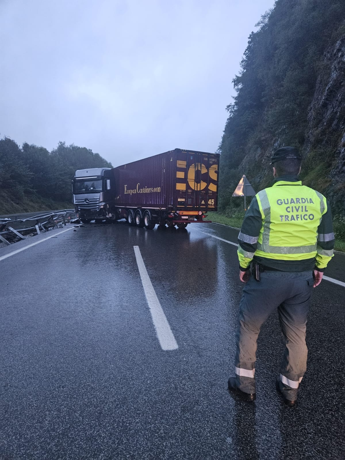 Un camionero herido tras un accidente en la A-15 en Gorriti (Larraun): la vía permanece cortada