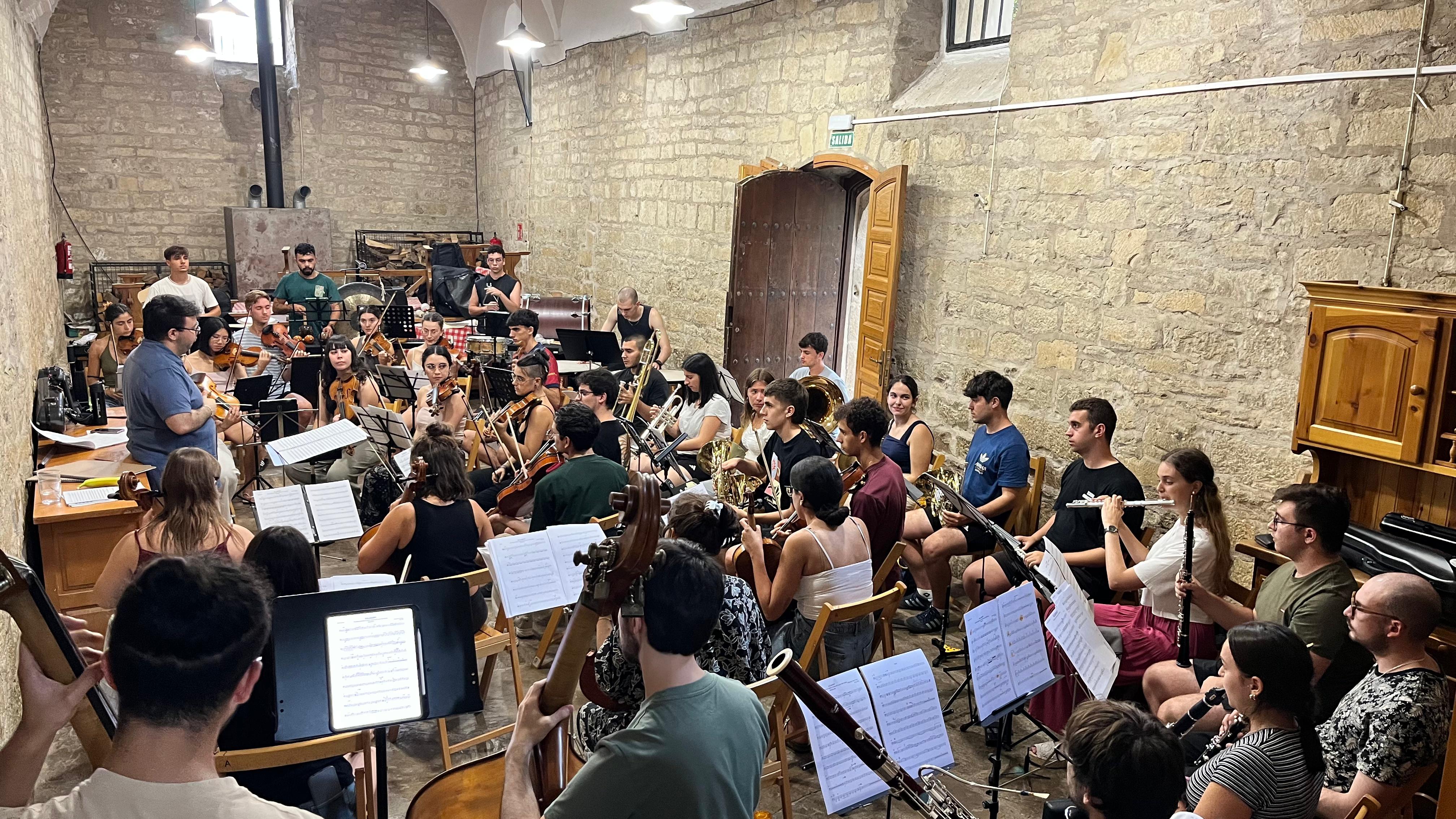 La Joven Orquesta de Pamplona lleva ritmos latinos a Aibar, Artajona y Peralta