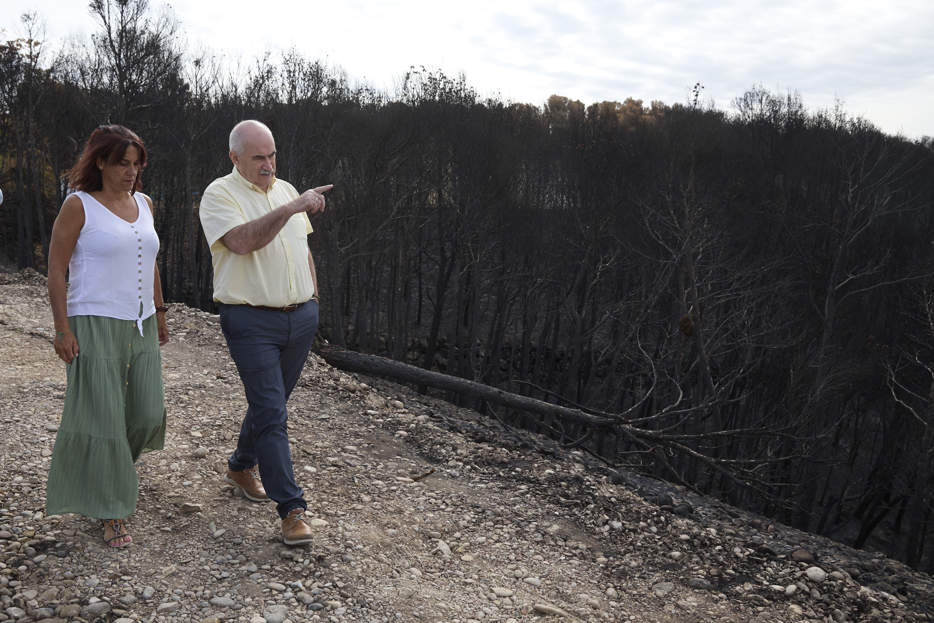 El consejero Aierdi y la alcaldesa de Carcastillo, Olaia Fraile, analizan los daños del incendio
