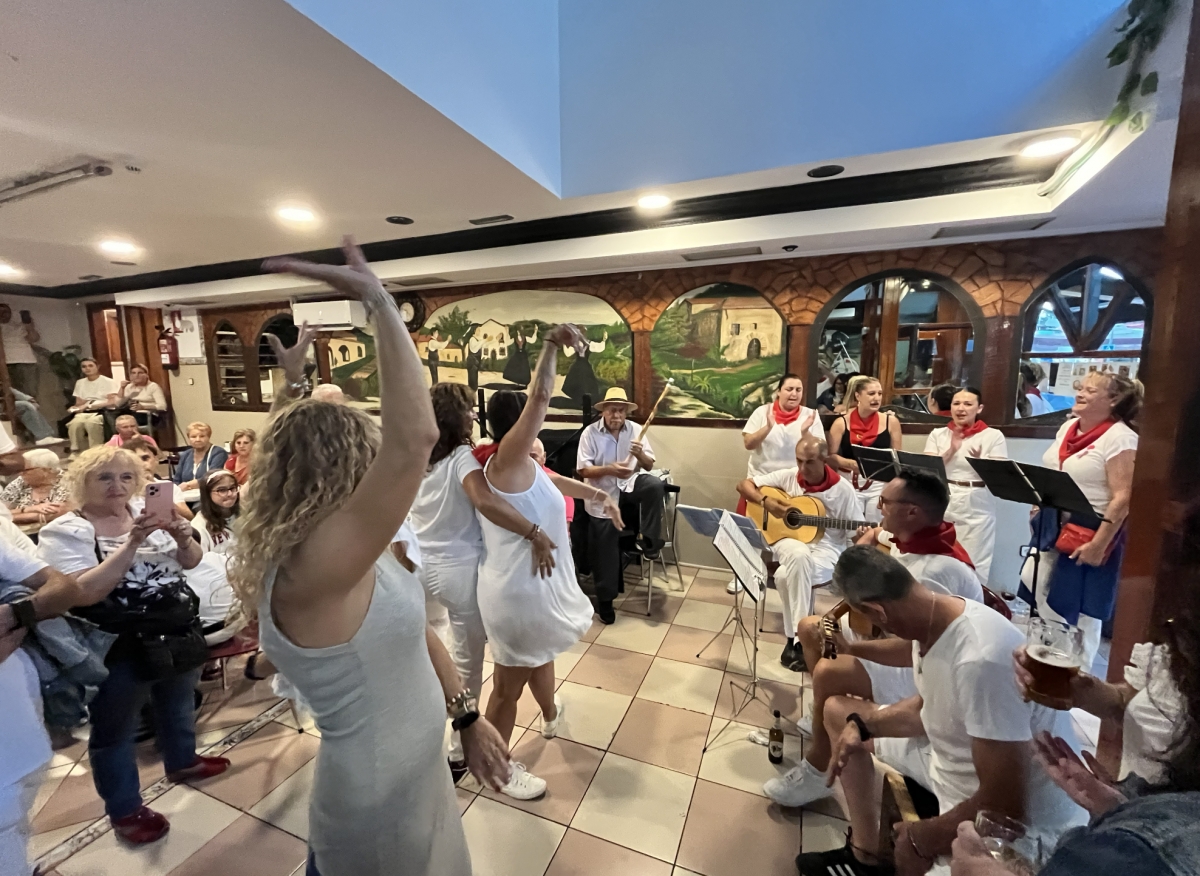 Emotivo homenaje a la hostelera Julia Apóstol, 'la Julia'  en las fiestas de Berriozar