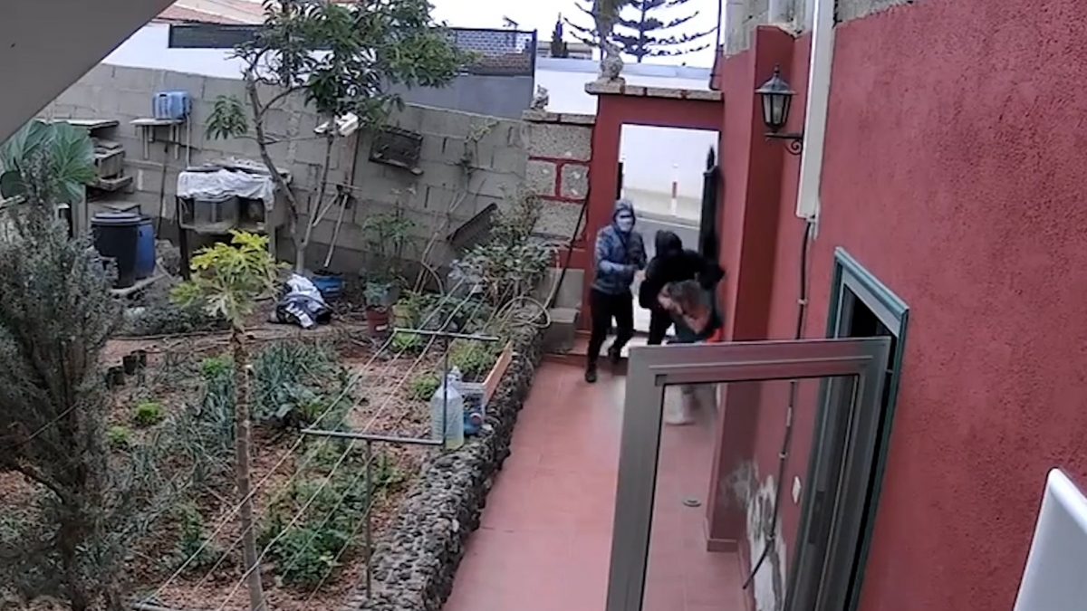 Detenido un joven por un violento asalto a una mujer en su vivienda en Tenerife