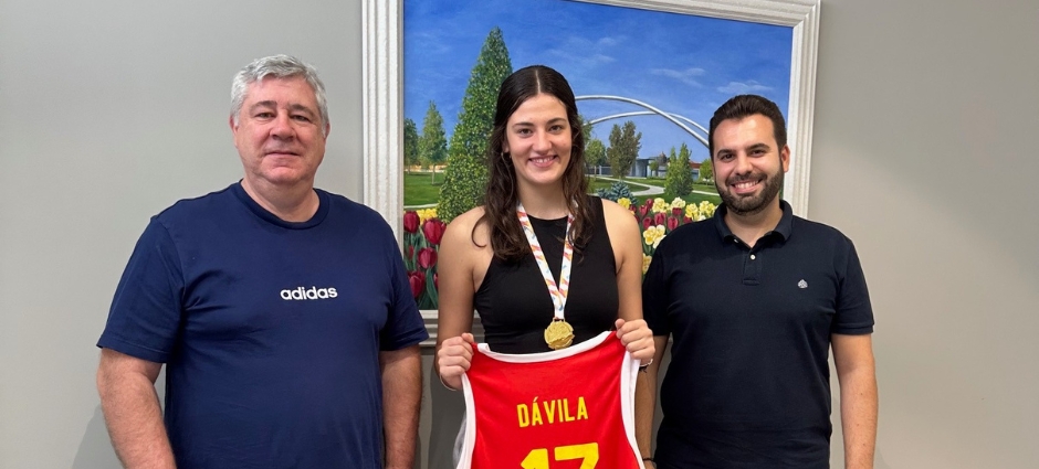 Sandra Dávila, promesa del baloncesto, recibida por el Ayuntamiento de Zizur Mayor tras ganar el Europeo U16  