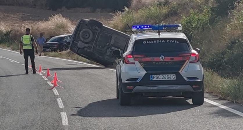 Una conductora herida leve tras un aparatoso vuelco en la NA-6020, en Artajona